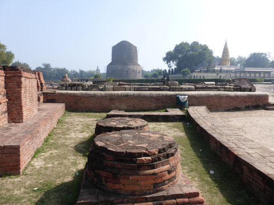 Blick über das Ruinengelände von Sarnath