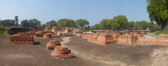 Blick über das Ruinengelände von Sarnath
