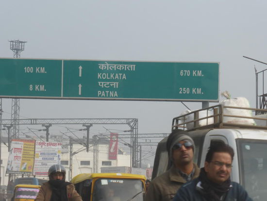 Rückfahrt nach Varanasi und wie zu sehen sind es von hier  " nur " noch 670 km Richtung Osten nach Kalkutta