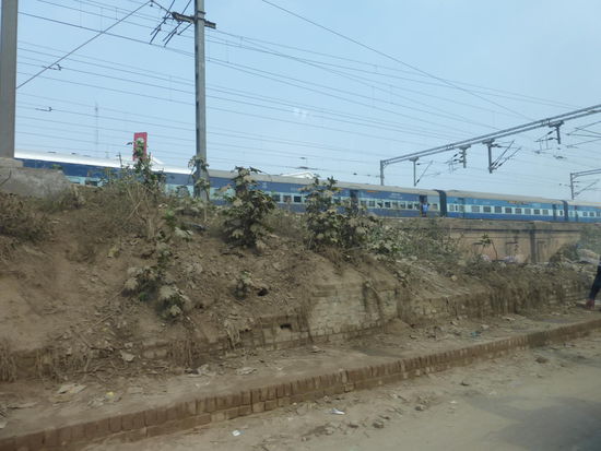 Ein Zug verlässt gerade den Bahnhof in Varanasi