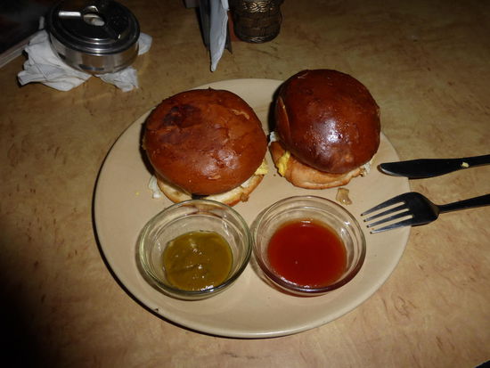 2 Chicken Burger  + 1 Teller Gemüsereis = 310 Rupie = 3,70 Euro