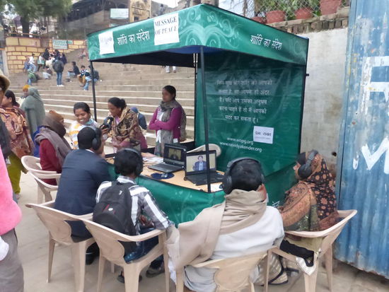 Übertragung irgendeiner Plenarsitzung per Internet am Asi Ghat in Varanasi