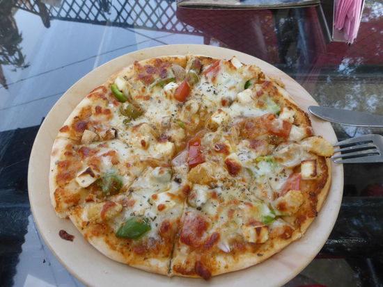 Pizza 1 + 1 Glas Mango - Bananen Lassi am Ganges in Varanasi = 235 Rupie = 2,80 Euro