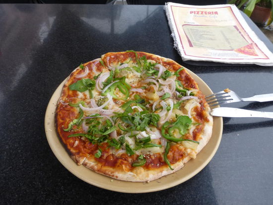 Pizza 2 + 1 Teller Vaatiko Nudeln unten = 400 Rupie = 4,80 Euro