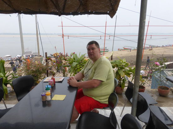 Der " Dicke aus Berlin " wartet auf sein Essen am Ganges 