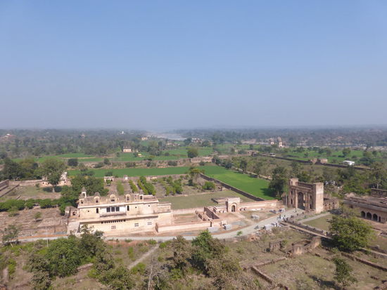 Blick von den Balkonen des Orcha Palast auf die Umgebung mit Ihren Chhatris