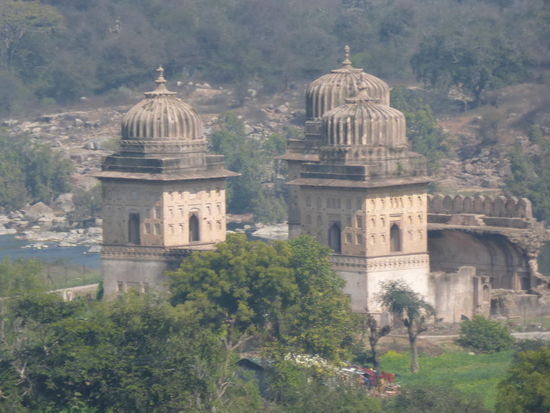 Blick von den Balkonen des Orcha Palast auf die Umgebung mit Ihren Chhatris