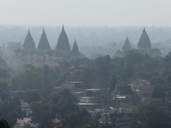Blick vom Orcha Palast auf umliegende Chhatris