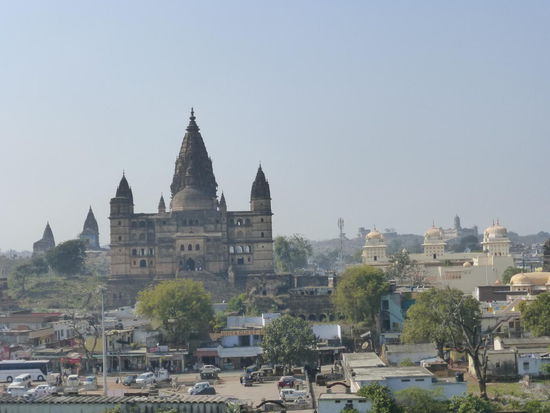 Blick vom Raj Mahal auf den Chaturburj Tempel in Orcha