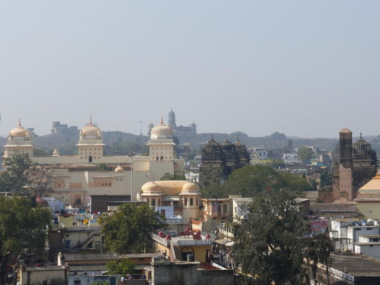 Blick vom Raj Mahal auf den Ram Raja Tempel in Orcha mit seinen gelben Türmen