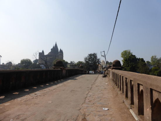 Brücke Richtung Ram Raja und Chaturburj Tempel in Orcha