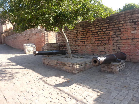 Kanonen vor dem Man Mandir dem großen Palast