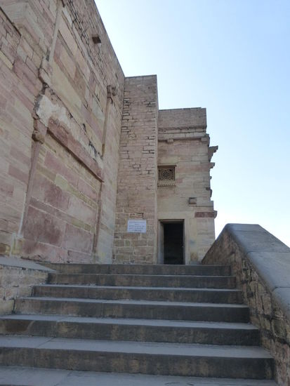 Hinauf geht es zum Man Mandir - großer Palast