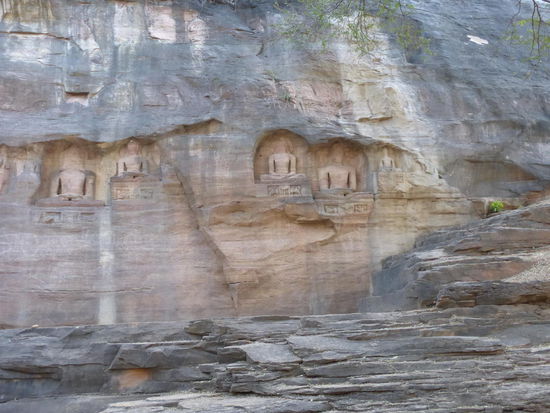 Auf den Weg hinauf und hinunter zum / vom Fort Gwalior kommt man an diesen eindrucksvollen Jain Skulpuren aus dem 15 . Jh. vorbei.