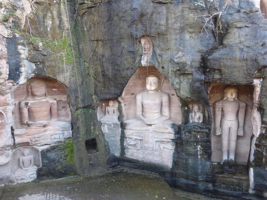 Auf den Weg hinauf und hinunter zum / vom Fort Gwalior kommt man an diesen eindrucksvollen Jain Skulpuren aus dem 15 . Jh. vorbei.