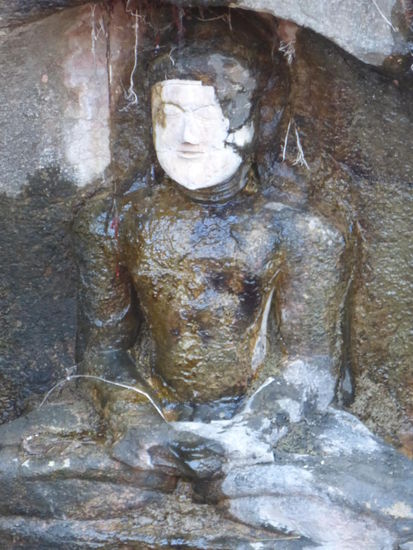 Auf den Weg hinauf und hinunter zum / vom Fort Gwalior kommt man an diesen eindrucksvollen Jain Skulpuren aus dem 15 . Jh. vorbei.