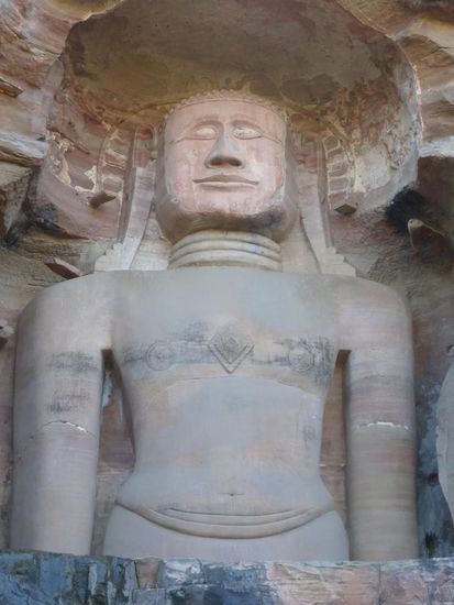 Auf den Weg hinauf und hinunter zum / vom Fort Gwalior kommt man an diesen eindrucksvollen Jain Skulpuren aus dem 15 . Jh. vorbei.