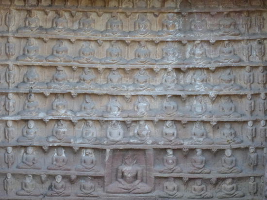 Auf den Weg hinauf und hinunter zum / vom Fort Gwalior kommt man an diesen eindrucksvollen Jain Skulpuren aus dem 15 . Jh. vorbei.