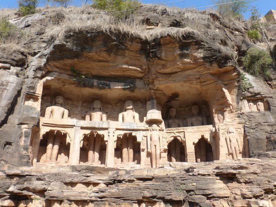 Auf den Weg hinauf und hinunter zum / vom Fort Gwalior kommt man an diesen eindrucksvollen Jain Skulpuren aus dem 15 . Jh. vorbei.