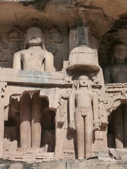 Auf den Weg hinauf und hinunter zum / vom Fort Gwalior kommt man an diesen eindrucksvollen Jain Skulpuren aus dem 15 . Jh. vorbei.