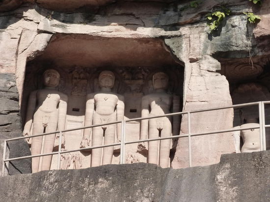 Auf den Weg hinauf und hinunter zum / vom Fort Gwalior kommt man an diesen eindrucksvollen Jain Skulpuren aus dem 15 . Jh. vorbei.