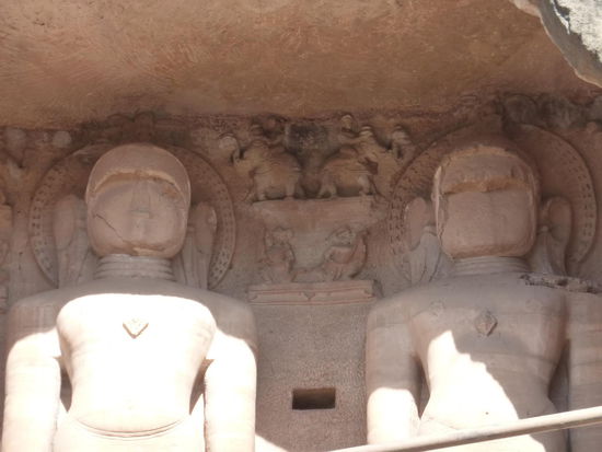 Auf den Weg hinauf und hinunter zum / vom Fort Gwalior kommt man an diesen eindrucksvollen Jain Skulpuren aus dem 15 . Jh. vorbei.