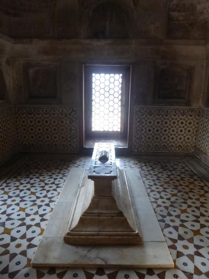 Kenotaph  im Mausoleum  Itimad Ud Daula
