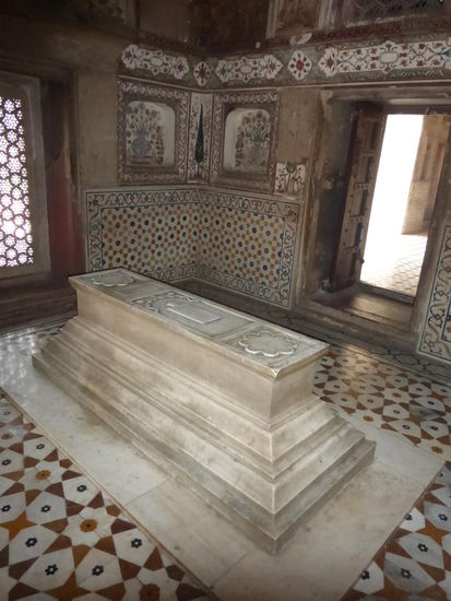 Weiterer Kenotaph  im Mausoleum  Itimad Ud Daula