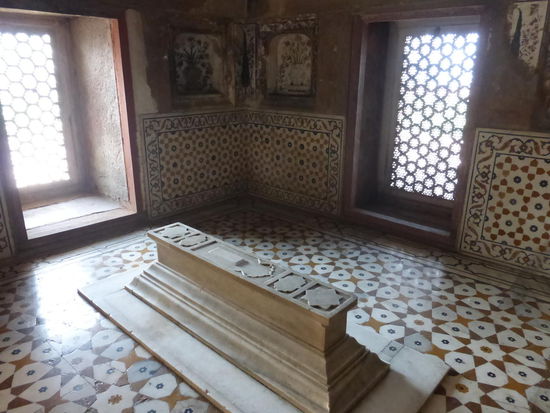 Weiterer Kenotaph  im Mausoleum  Itimad Ud Daula