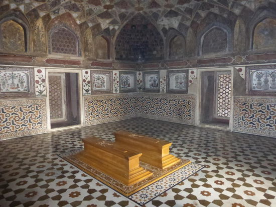 Der Hauptraum mit den beiden Kenotaphen der Eltern von " Nur Jahan " aus gelben Marmor für Itimad Ud Daula und seiner Frau.