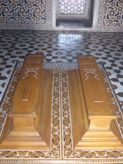 Der Hauptraum mit den beiden Kenotaphen der Eltern von " Nur Jahan " aus gelben Marmor für Itimad Ud Daula und seiner Frau.