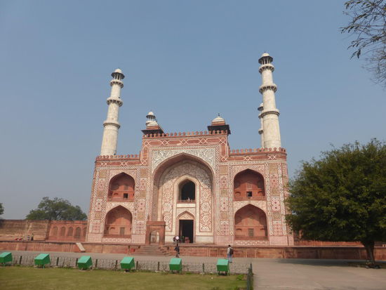 Torbau mit Minarettaufsätzen am Akbar Mausoleum in Sikandra