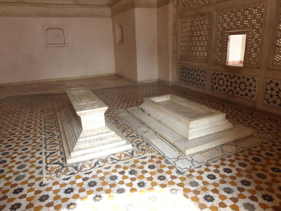 Familiengräber in den Seitenräumen des Akbar Mausoleum in Sikandra