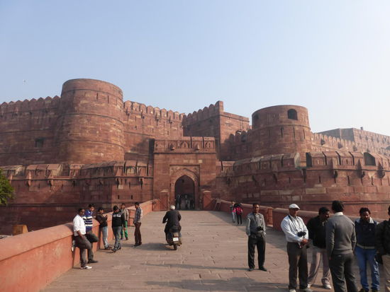 Die mächtigen Mauern des Red Forts in Agra