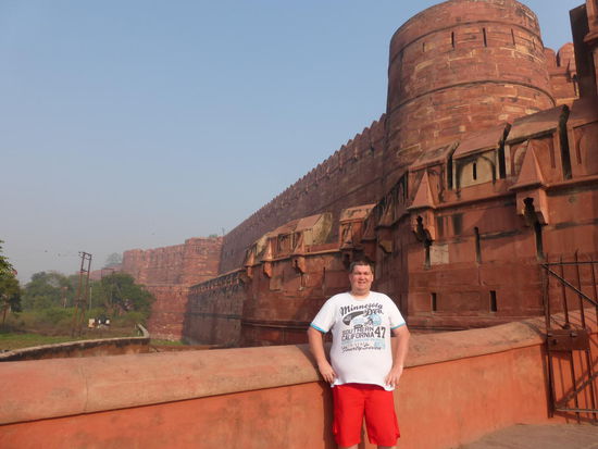 Ich vor den mächtigen Mauern des Red Forts in Agra
