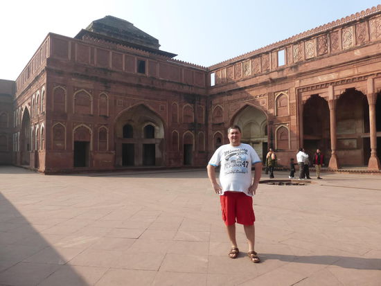 Ich im Innenhof von Red Fort Agra