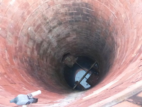 Brunnen im Red Fort in Agra