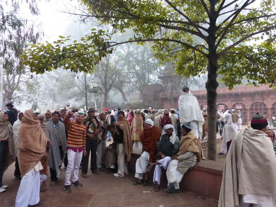 Tausende Besucher warten vor den Eingängen zum Taj Mahal