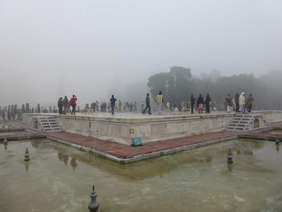 Unterwegs in der Gartenanlage des Taj Mahal bei dichten Nebel