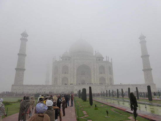 Erster Blick auf das Taj Mahal bei dichten Nebel