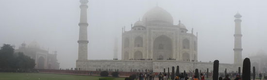 Das Taj Mahal im dichten Nebel
