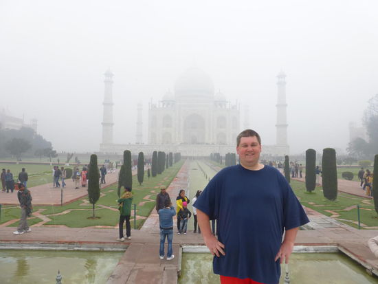 Ich vor dem Taj Mahal im dichten Nebel
