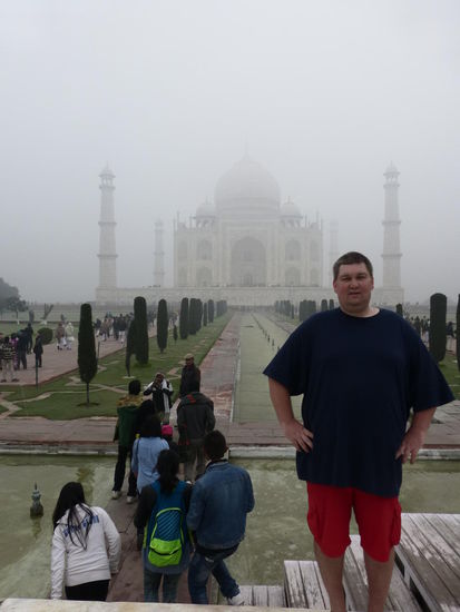 Ich vor dem Taj Mahal im dichten Nebel