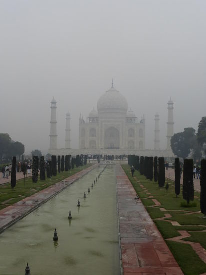 Das Taj Mahal im dichten Nebel