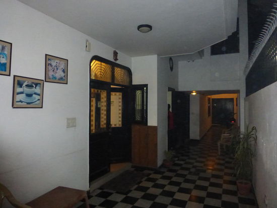 Meine 2 Sterne Unterkunft in einen kleinen Hotel in Agra etwas abgelegen aber bis auf das Frühstück soweit OK für 14 Euro die Nacht.