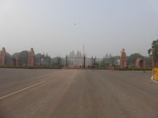Früh morgens im Indischen Regierungsviertel von New Delhi