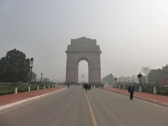 Nicht weit vom Palast des Präsidenten steht das India Gate was mitte der 20siger Jahre des vorigen Jahrhunderts erbaut wurde und nicht zufällig viele Ähnlichkeiten mit dem Arc de Triomphe in Paris aufweist. Das All India War Memorial wie es auch heißt trägt in seinen Wänden eingrafiert die Namen von über 90000 Indischen und britischen Soldaten die im ersten Weltkrieg Ihr Leben verloren haben.