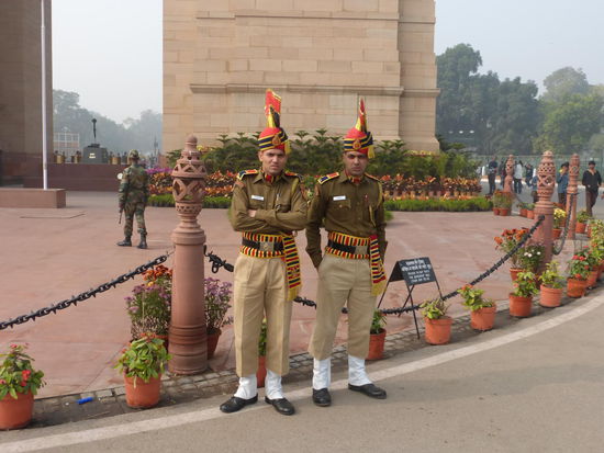 Wachsoldaten am India Gate in New Delhi