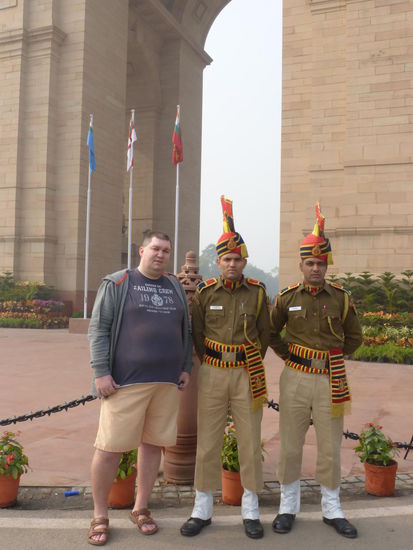 Ich mit Wachsoldaten am India Gate in New Delhi