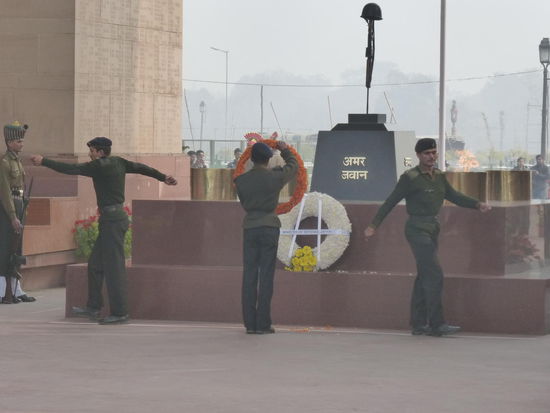 Ehrung der toten Soldaten am  India Gate in New Delhi